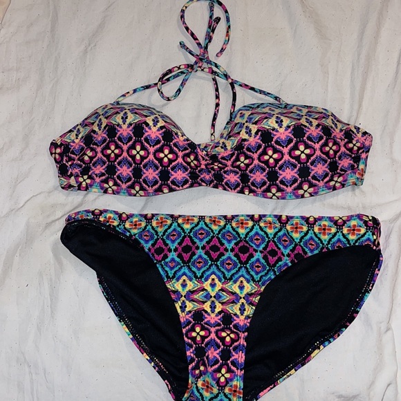 multiple bathing suits - Picture 3 of 7